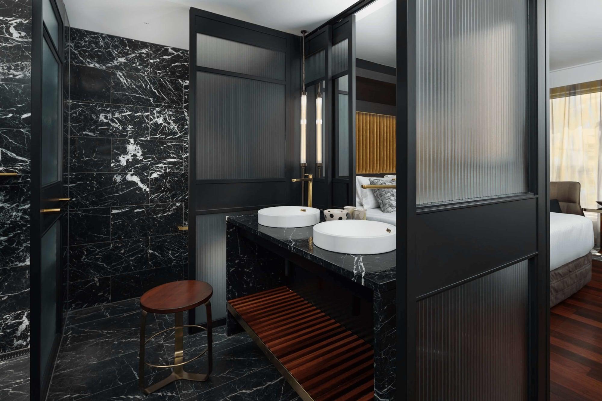 Qt Perth Hotell Eksteriør bilde Bathroom