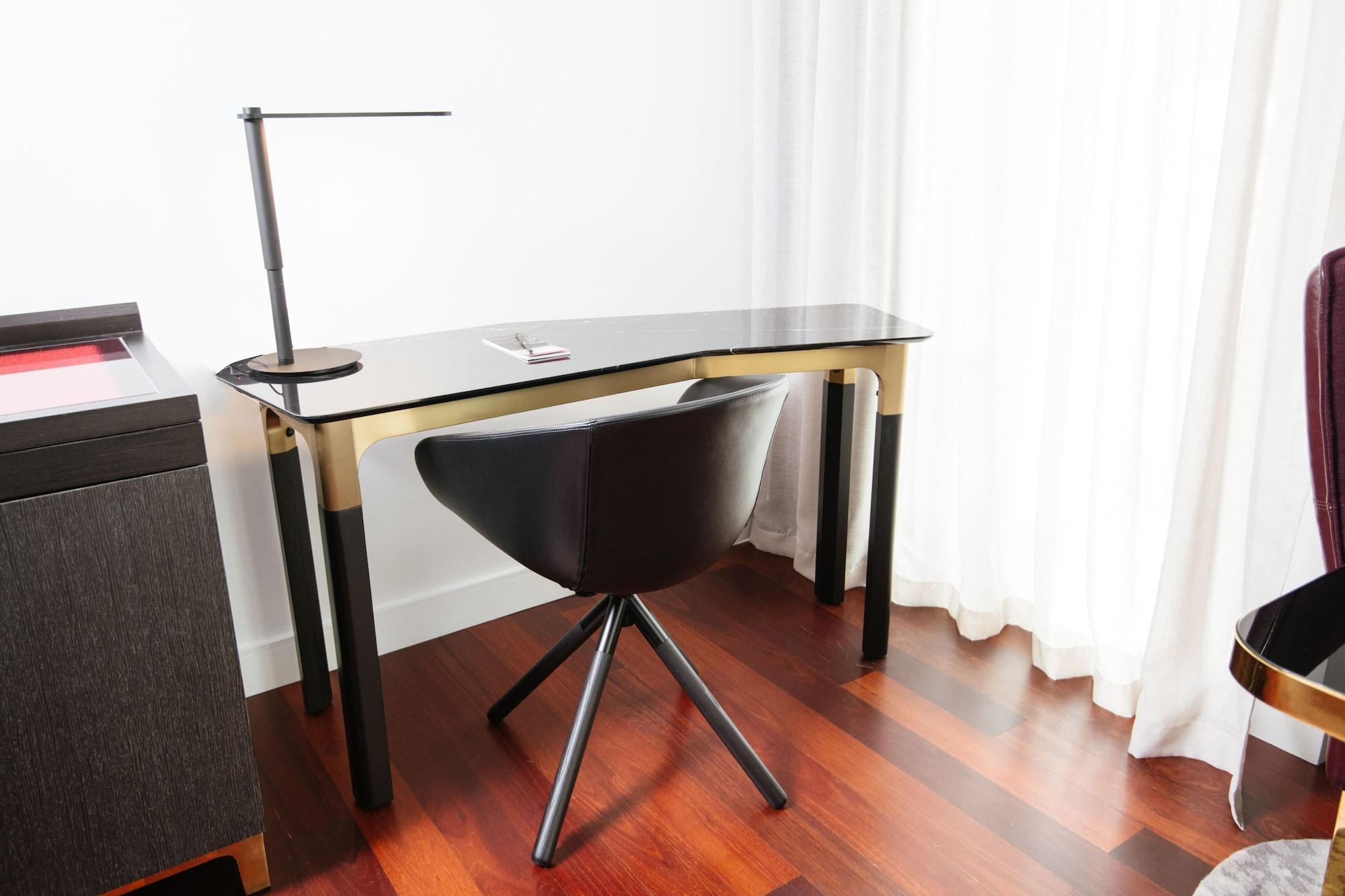 Qt Perth Hotell Eksteriør bilde A modern desk