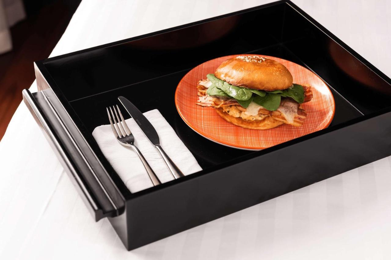 Qt Perth Hotell Eksteriør bilde A wooden plate
