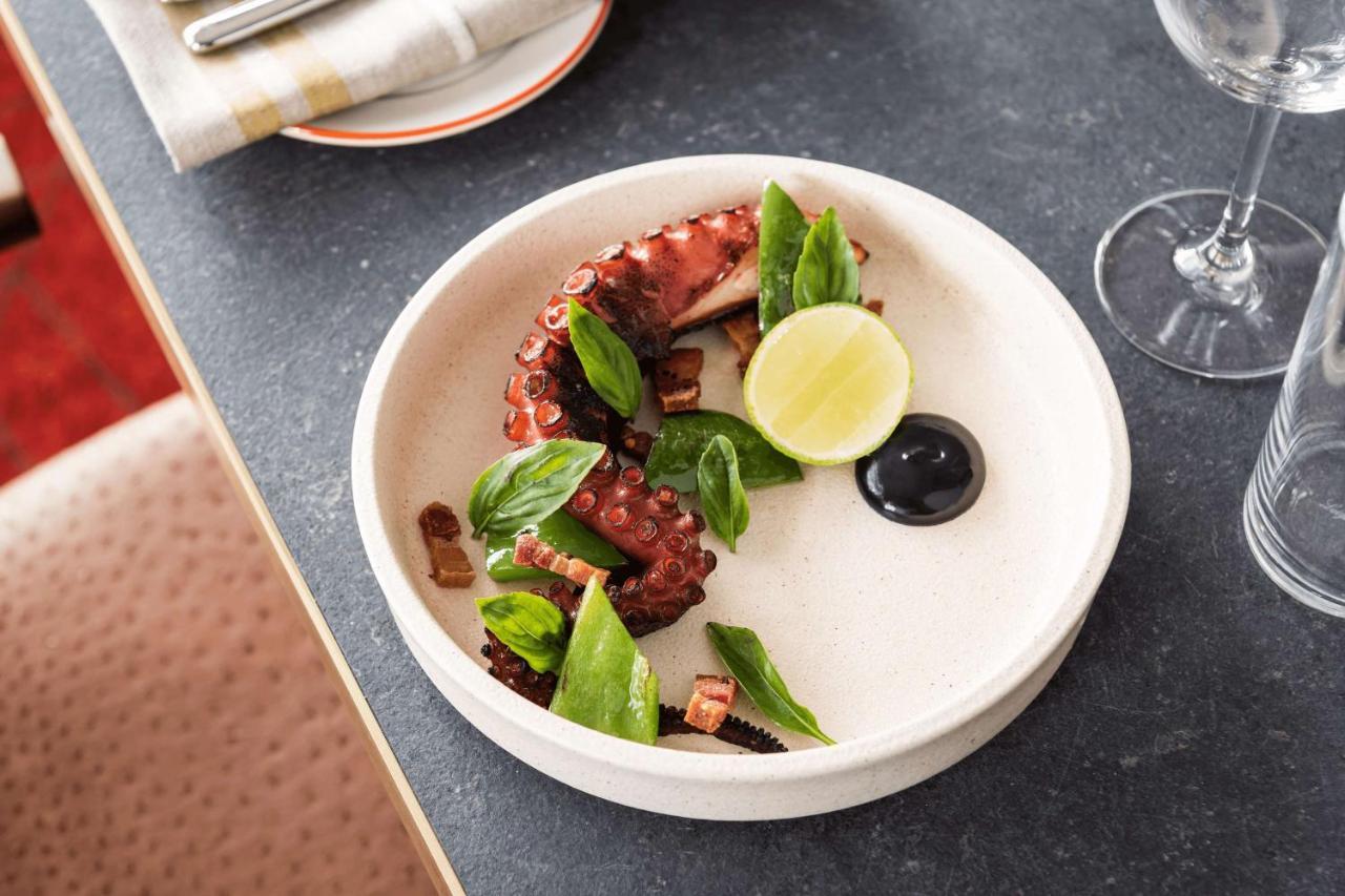 Qt Perth Hotell Eksteriør bilde Octopus with green beans and lime