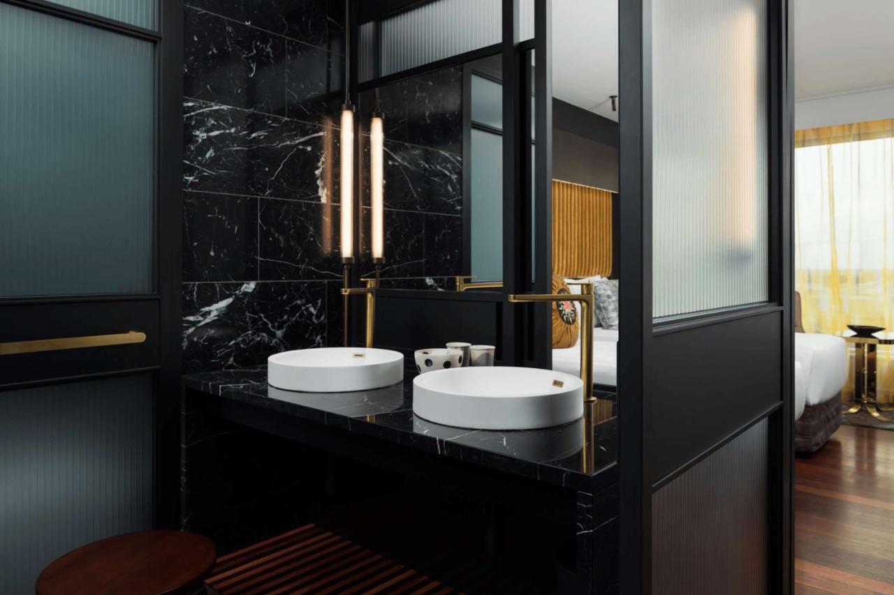 Qt Perth Hotell Eksteriør bilde Bathroom