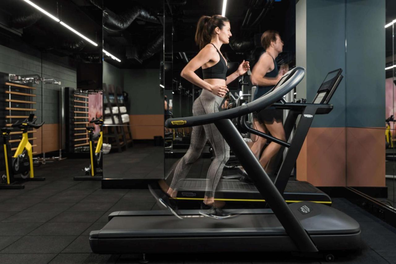 Qt Perth Hotell Eksteriør bilde A treadmill in use