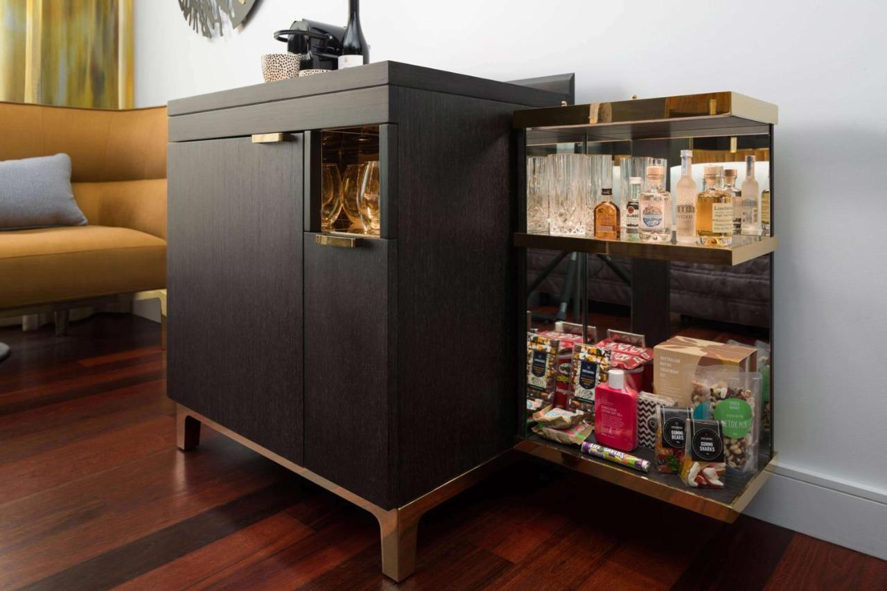 Qt Perth Hotell Eksteriør bilde A bar cabinet