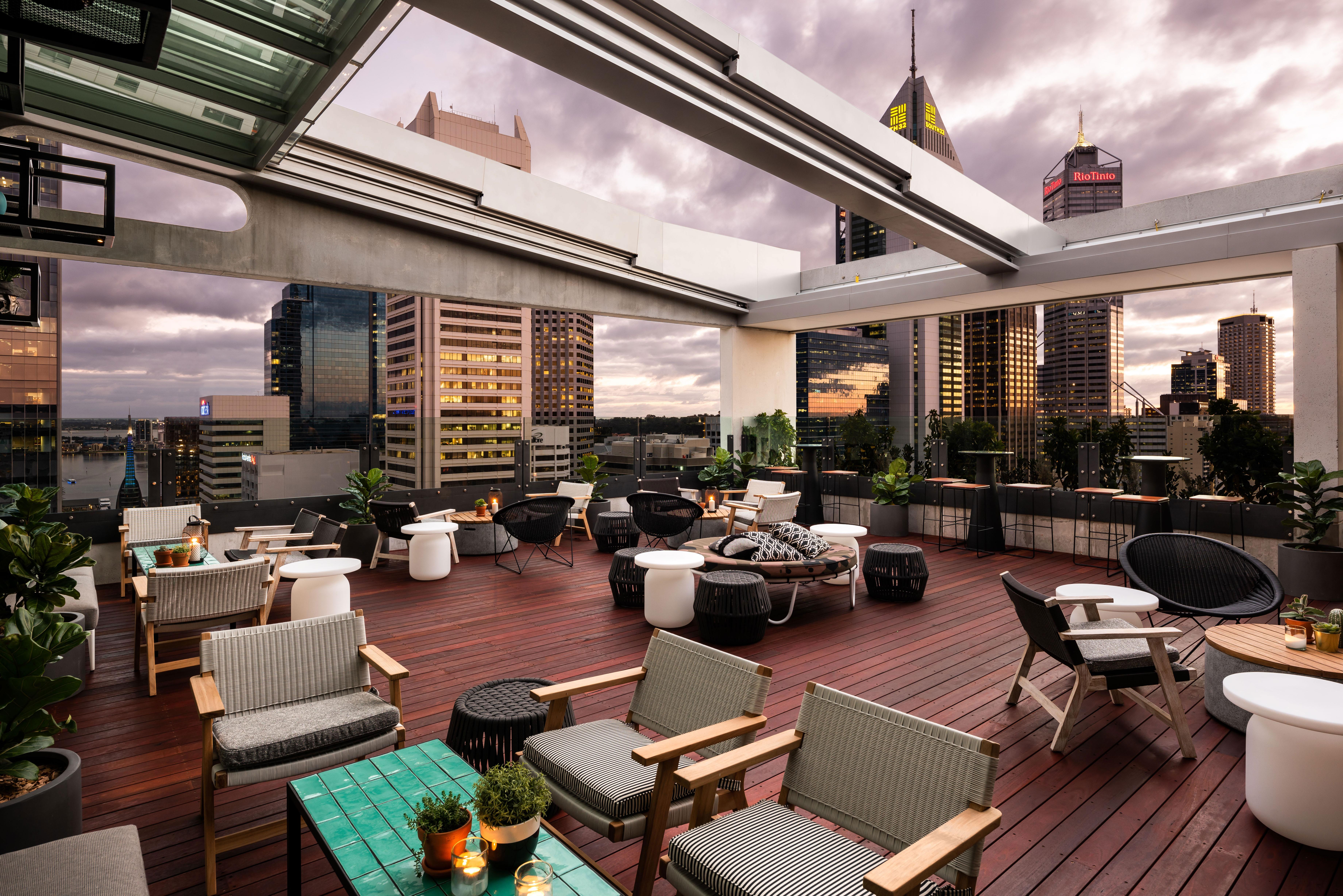 Qt Perth Hotell Eksteriør bilde The rooftop bar at the Crown Towers