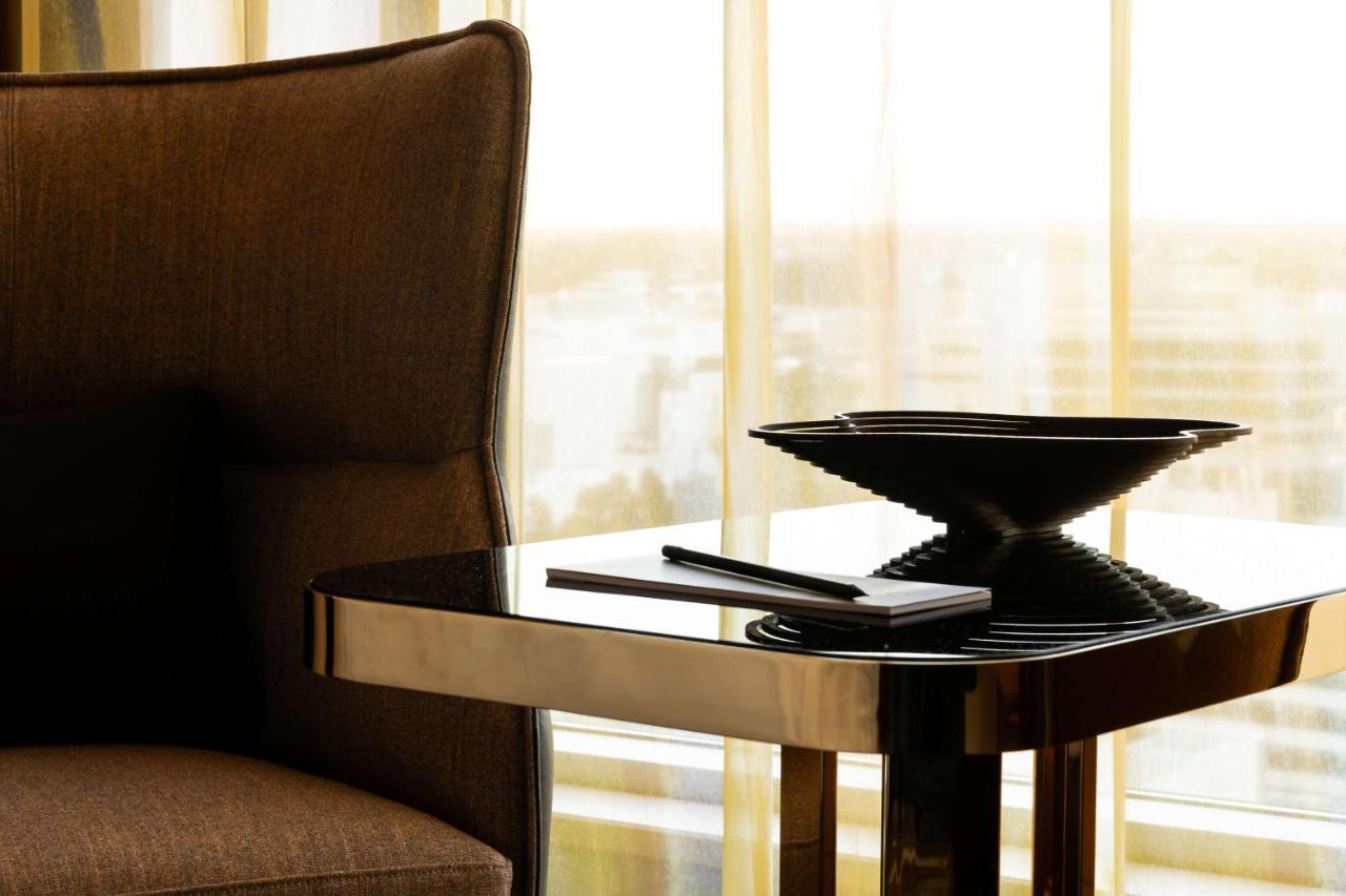 Qt Perth Hotell Eksteriør bilde A side table