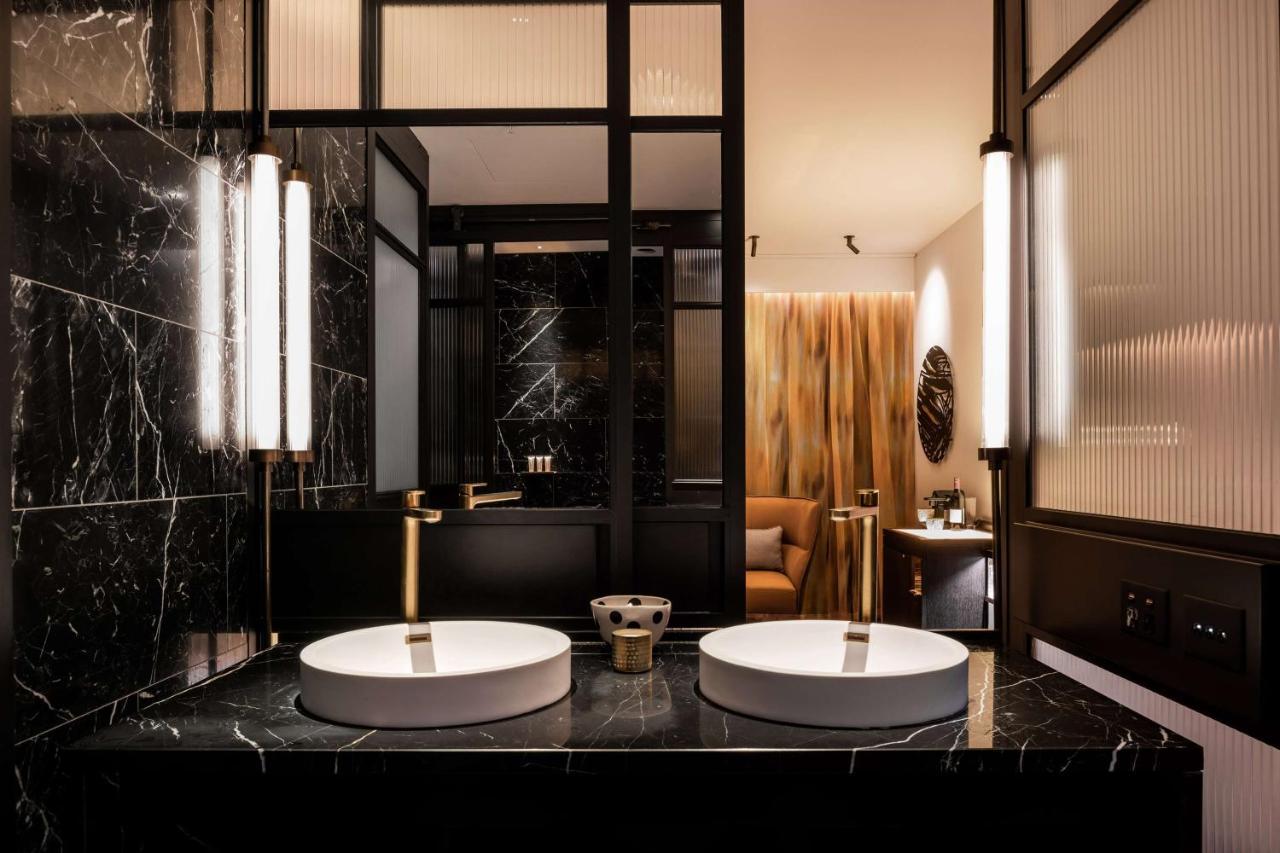 Qt Perth Hotell Eksteriør bilde Bathroom