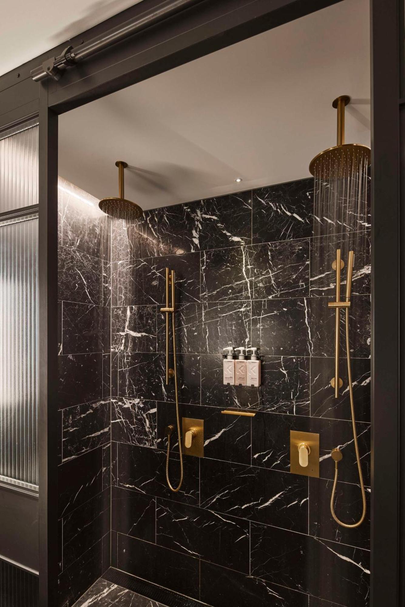 Qt Perth Hotell Eksteriør bilde A shower