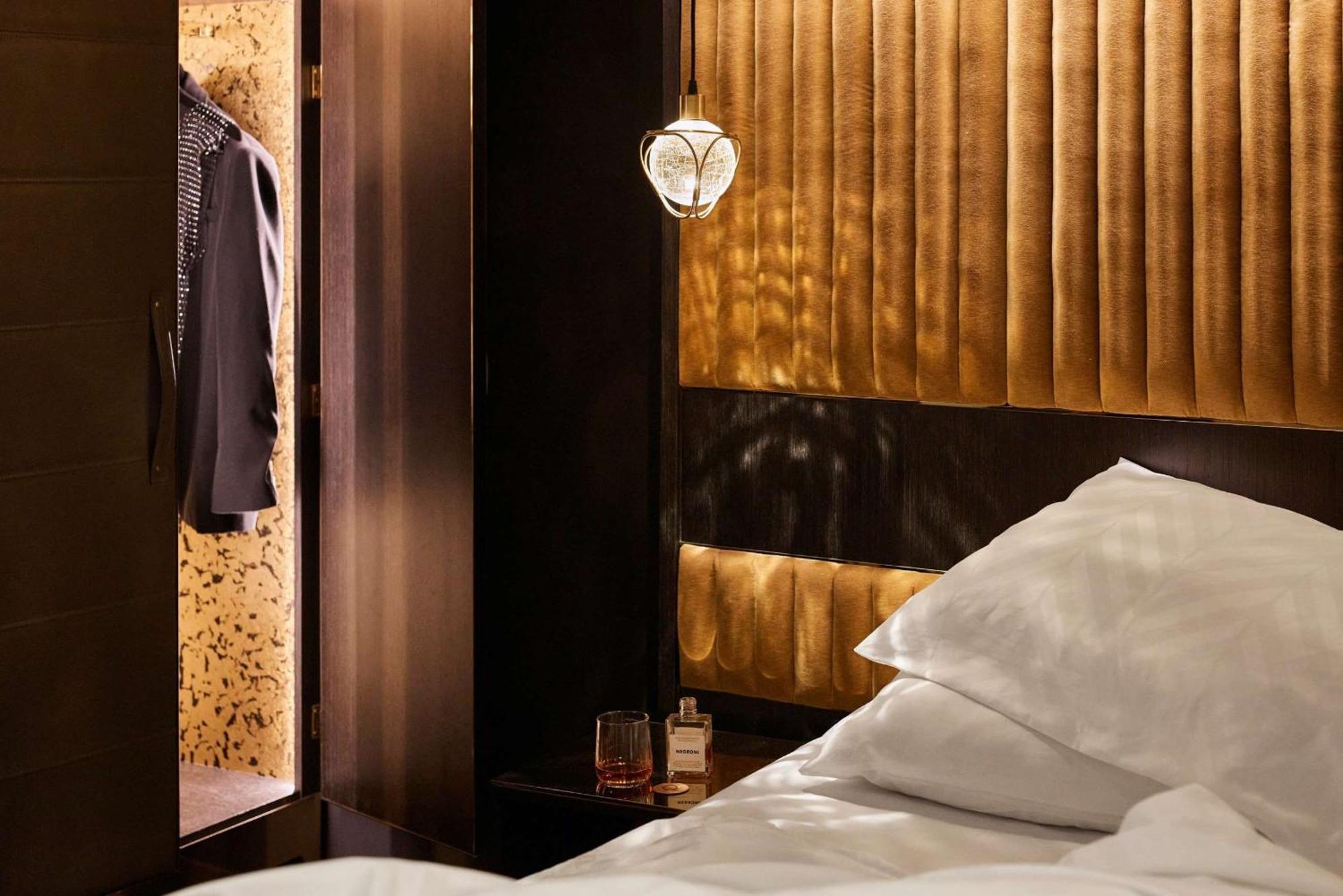 Qt Perth Hotell Eksteriør bilde A bedroom at The Ivy Hotel