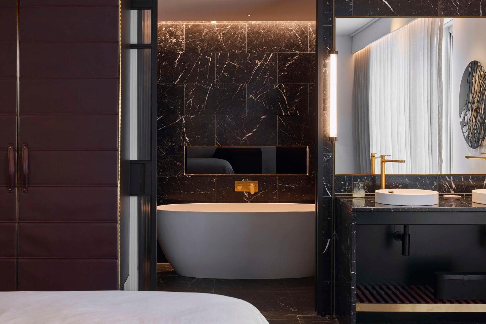 Qt Perth Hotell Eksteriør bilde A bathroom at the hotel