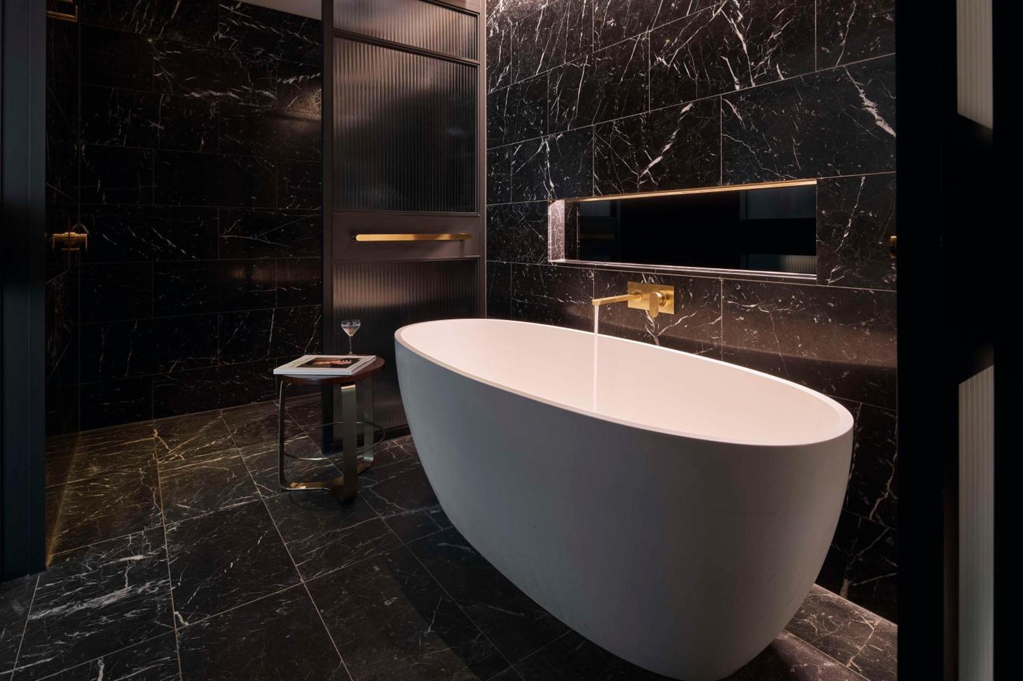Qt Perth Hotell Eksteriør bilde Bathroom