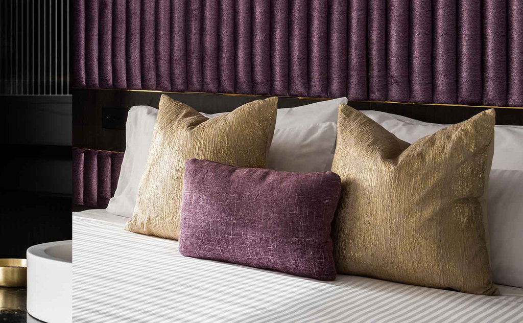 Qt Perth Hotell Eksteriør bilde A bed with cushions