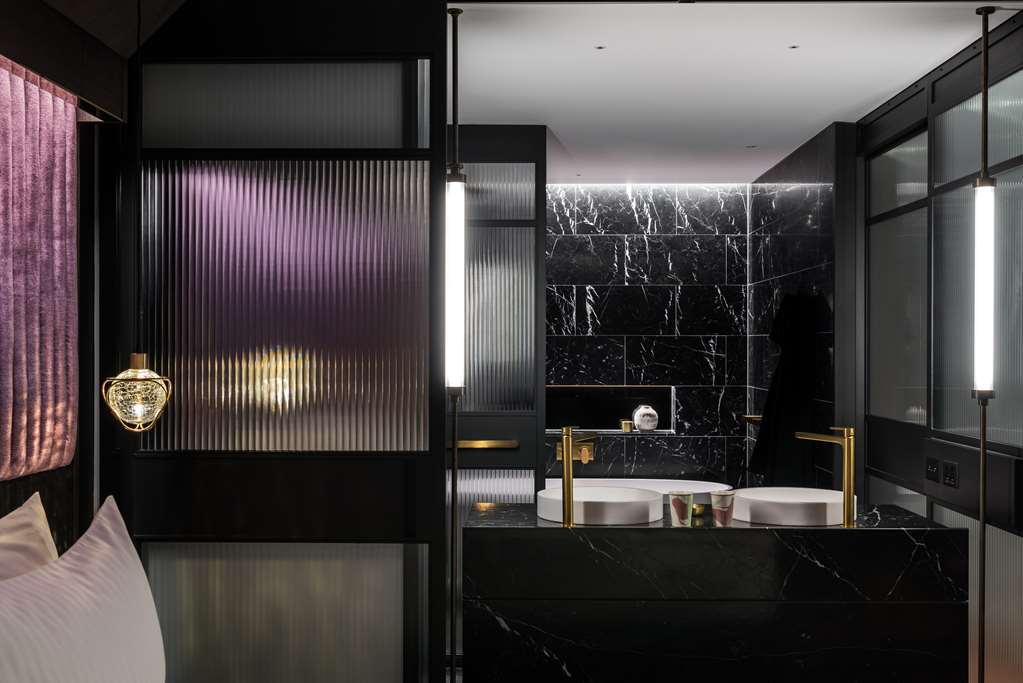 Qt Perth Hotell Eksteriør bilde Bathroom